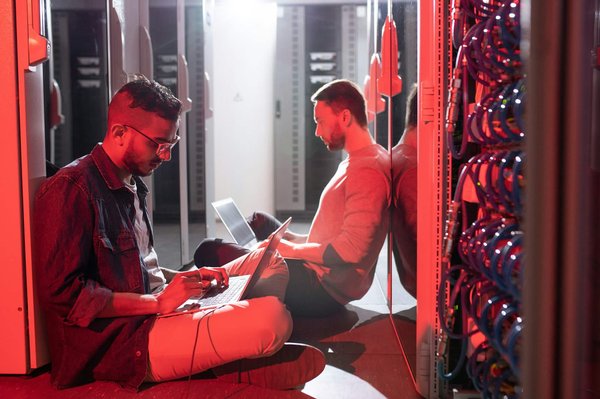 Comment configurer un pare-feu avancé sur un routeur Cisco pour un bureau de petite taille?